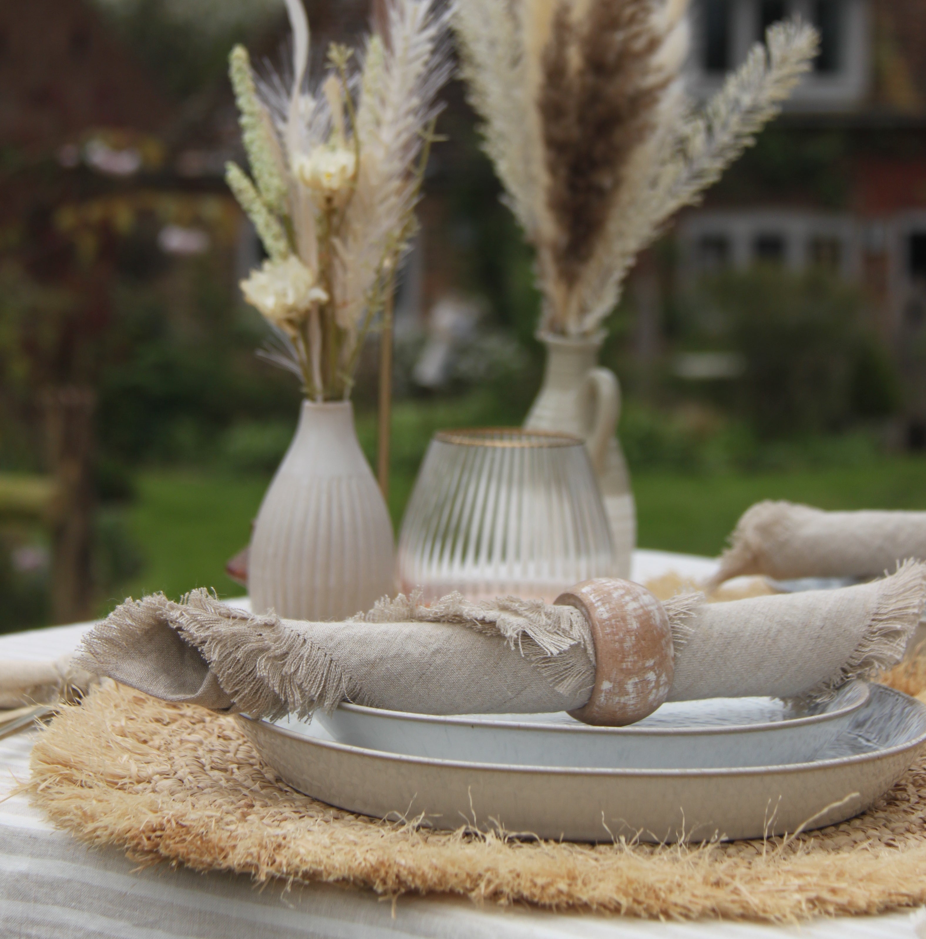 Mango wood napkin rings with linen napkins