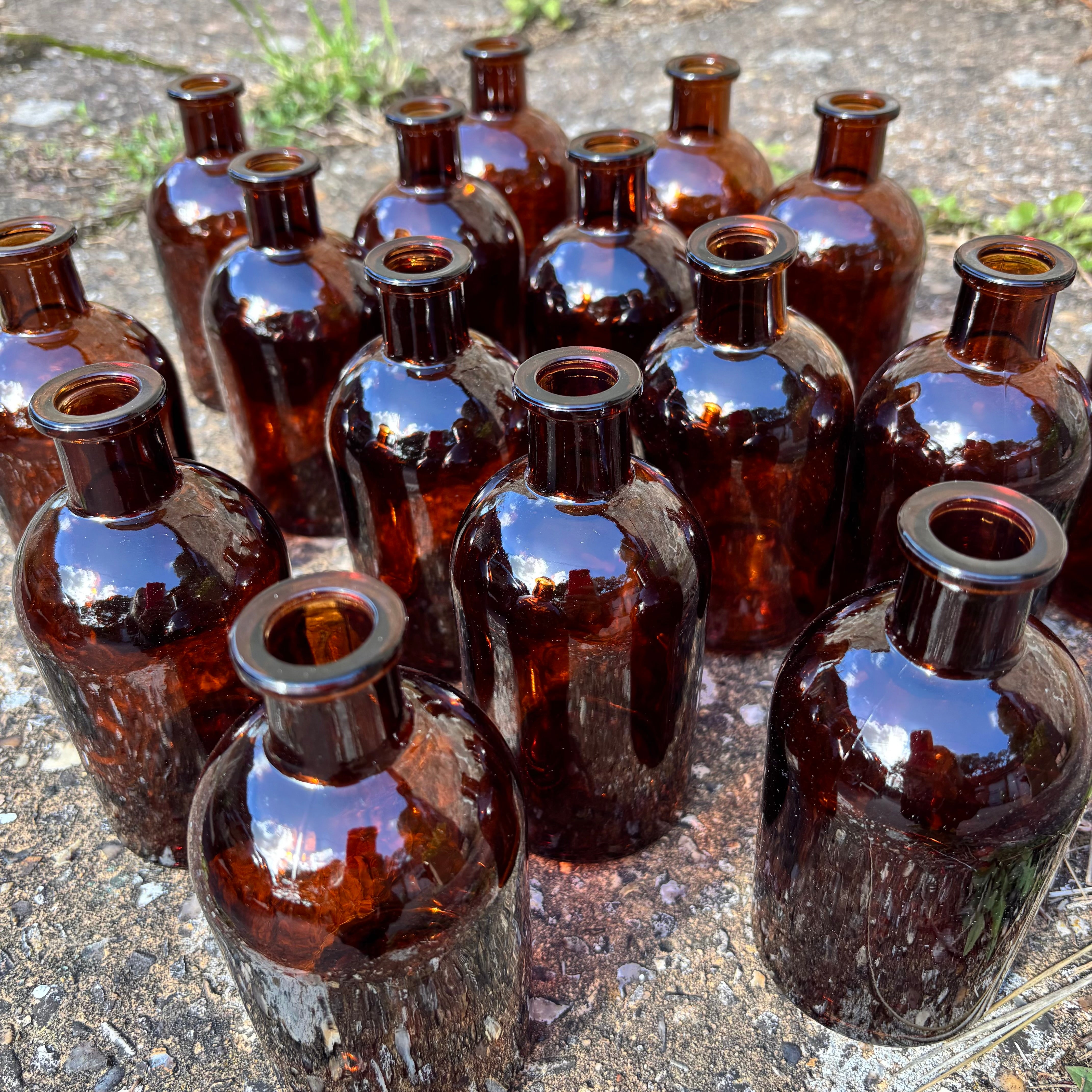 Amber bud vases available for wedding tablescapes 