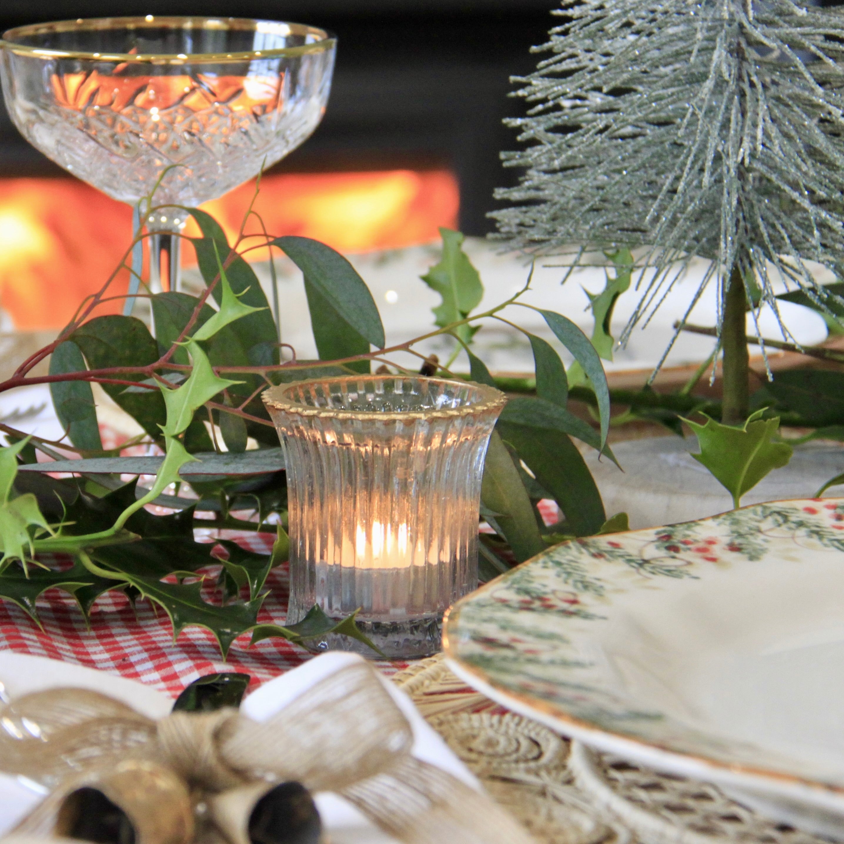 Glass ribbed tea light holder