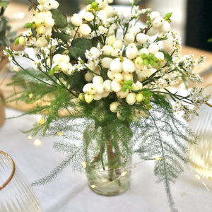 bud vase christmas table mistletoe